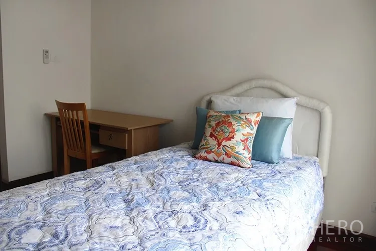 Apartment for rent in Khlong Toei, Bangkok - Secondary bedroom with single bed, study desk and neutral walls