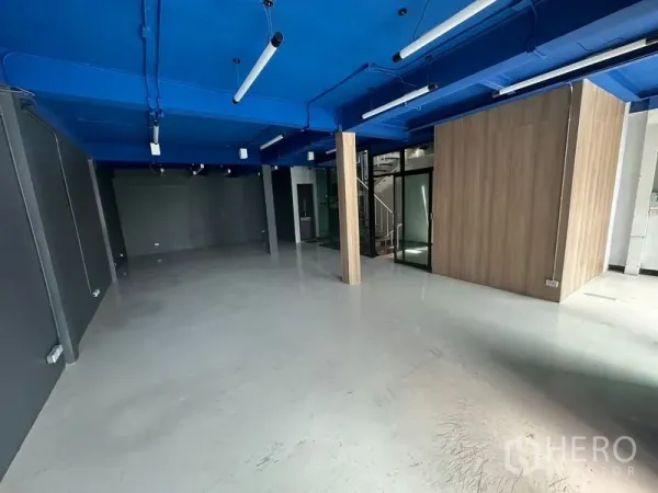 办公空间 出租在Watthana, Bangkok - 90平米办公空间，蓝色天花、结构柱与可灵活调整的开放式布局。
