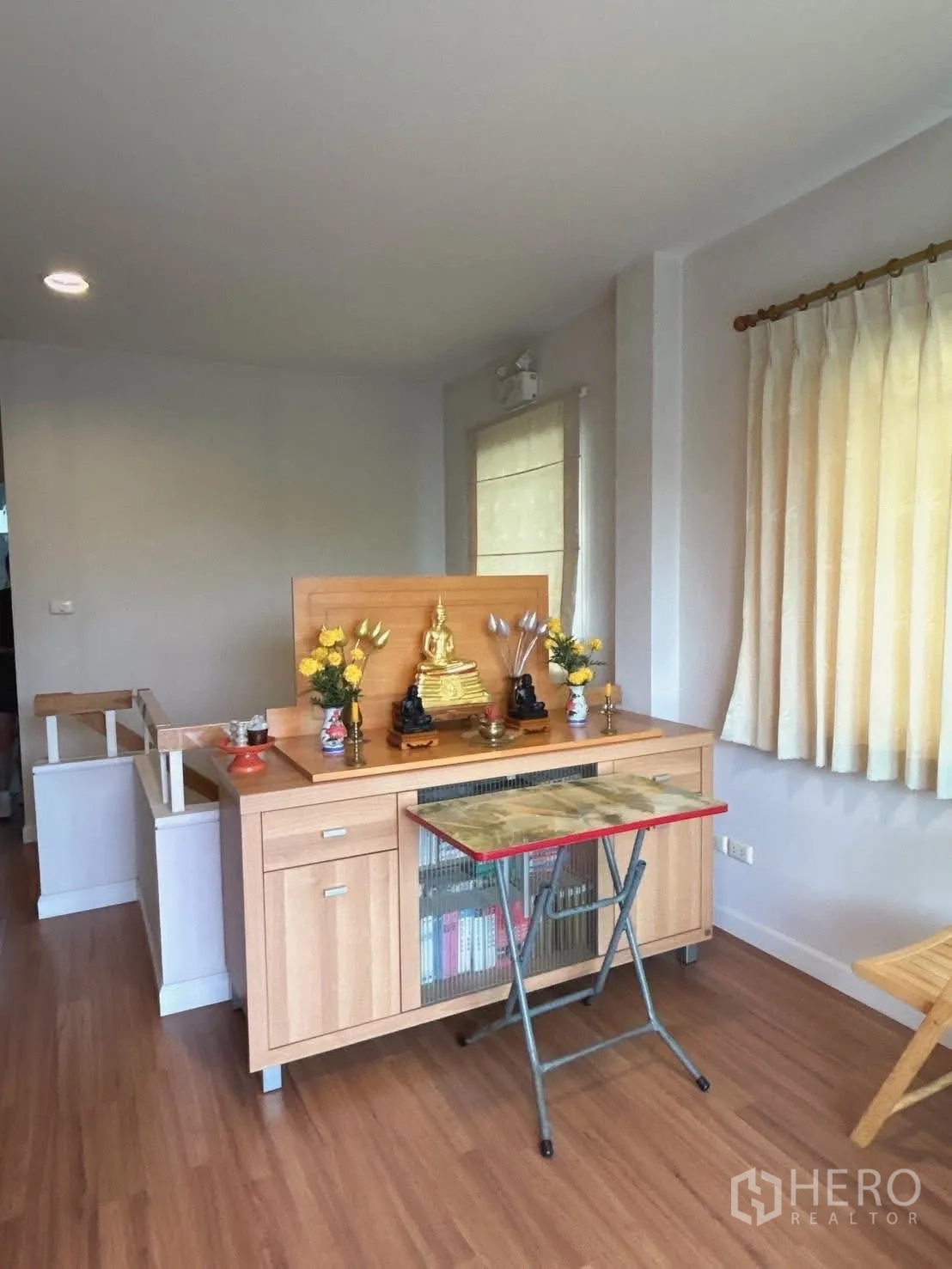 Detached House for sale in Bang Kapi, Bangkok - Upper landing with built-in cabinet used as a prayer or study area.