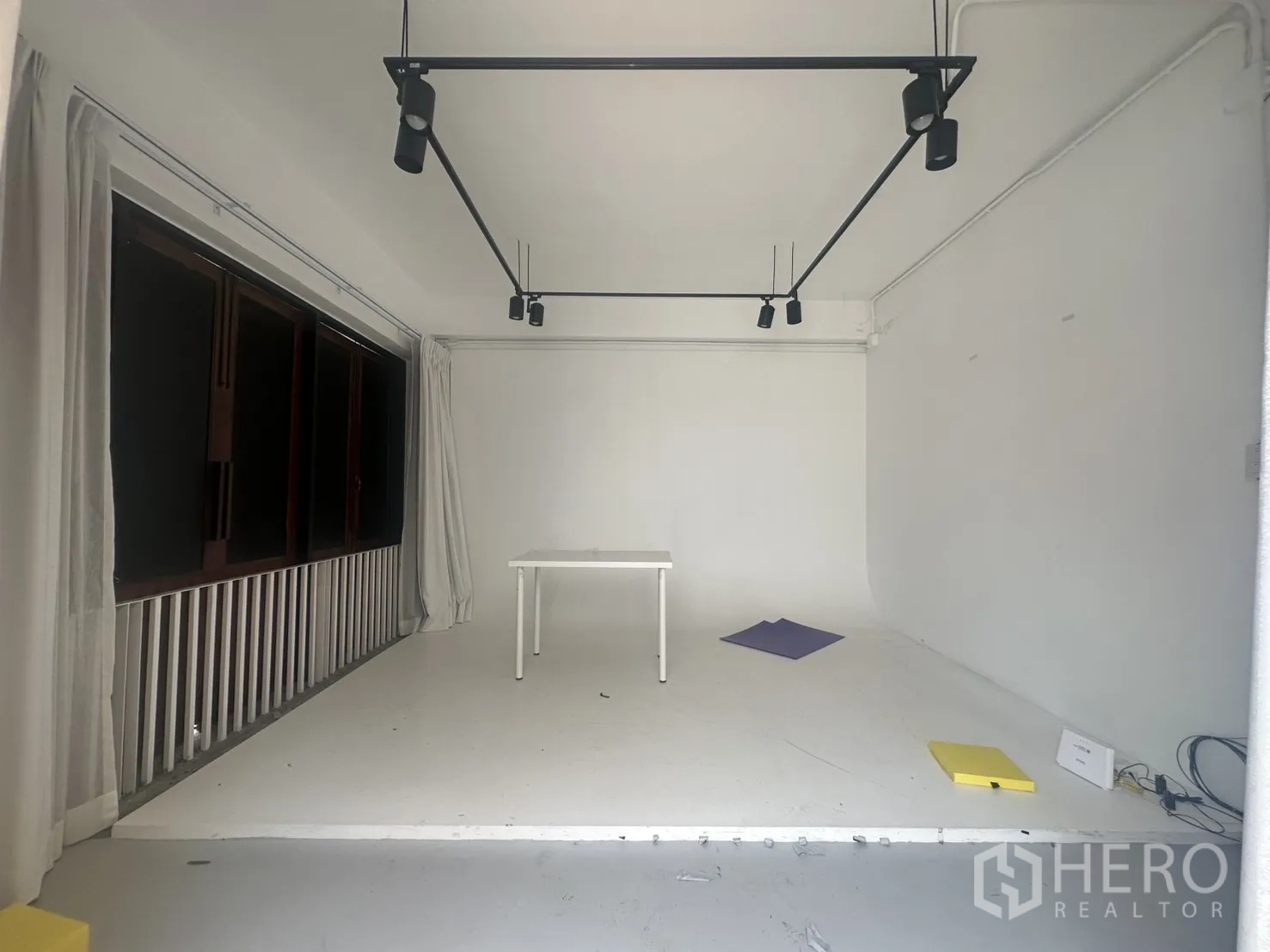 带办公室的家 出租在Pathum Wan, Bangkok - 带天花轨道灯的工作室，适合拍摄、课程或会议。