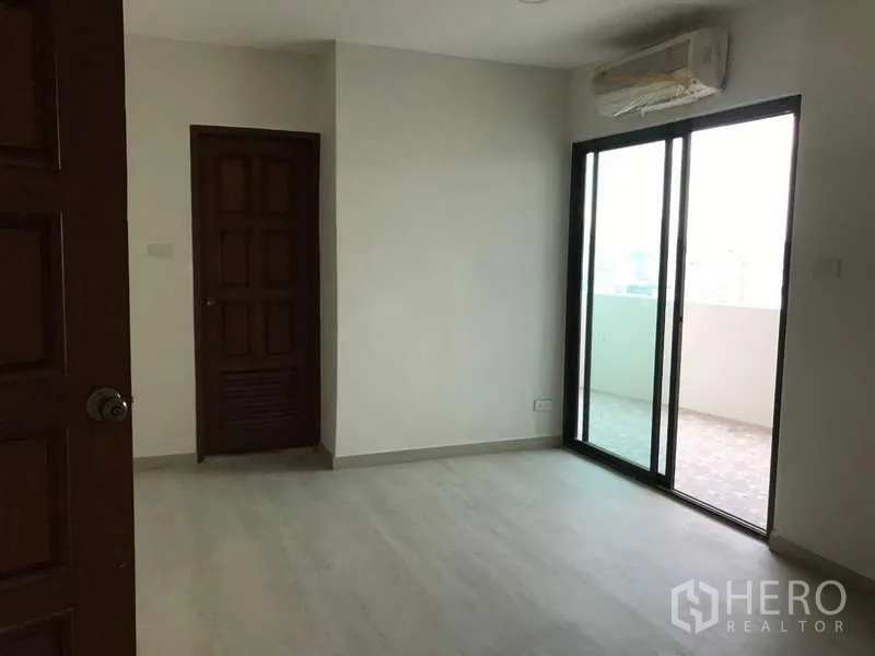 公寓 出售在Watthana, Bangkok - 卧室配推拉玻璃门通向瓷砖阳台，带空调。