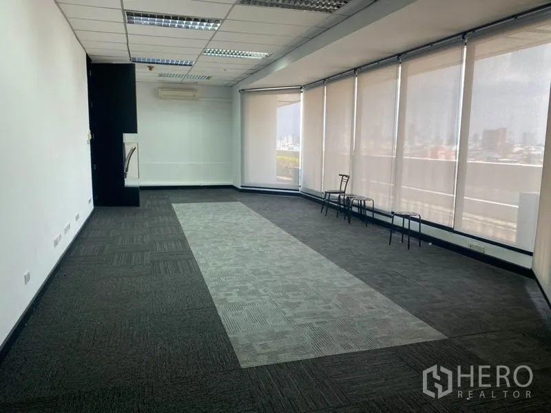 Office Space for rent in Din Daeng, Bangkok - Open-plan office with carpet tiles, full-height windows, roller blinds and Bangkok skyline views.
