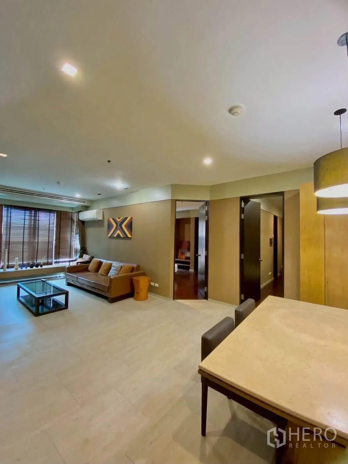 คอนโด for rent in Khlong Toei, Bangkok - มุมมองกว้างของโซนรับแขก-ทานข้าว พร้อมหน้าต่างบานใหญ่และโทนอบอุ่น