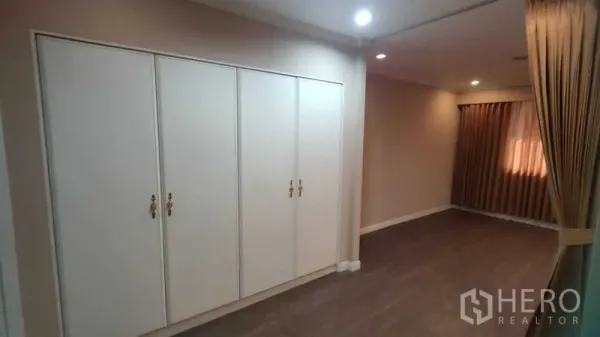 สำนักงานที่บ้าน ให้เช่าในWatthana, Bangkok - ห้องนอนมีตู้บิวท์อิน แสงไฟอบอุ่น และผ้าม่านทึบ