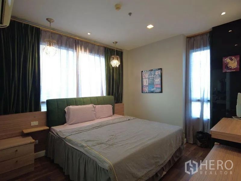 公寓 出租在Watthana, Bangkok - 主卧，绿色床头、吊灯与转角窗