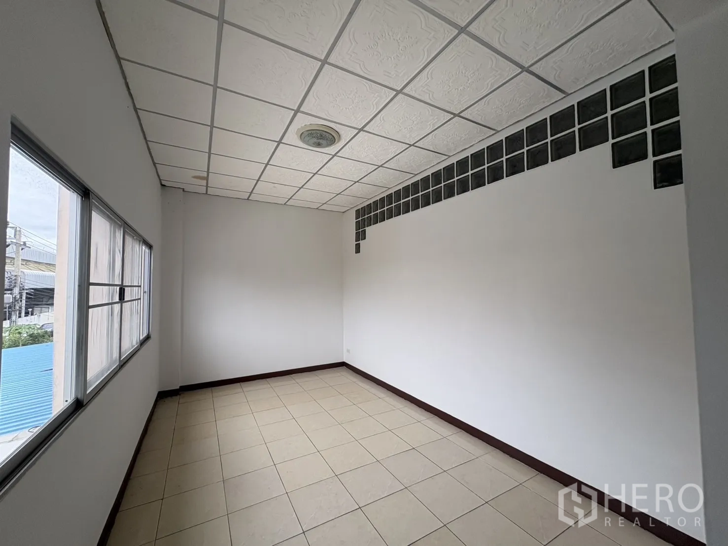 คลังสินค้า ให้เช่าในBang Phli, Samut Prakan - ห้องออฟฟิศยาว มีบล็อกแก้วตกแต่งและหน้าต่างด้านข้าง