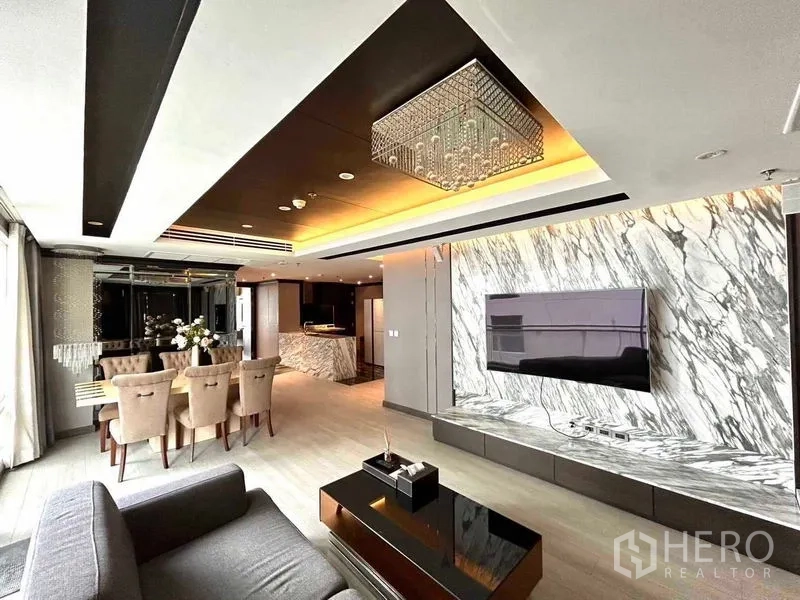 公寓 出售在Watthana, Bangkok - 优雅客餐厅，大理石电视墙与水晶顶灯相映成辉。