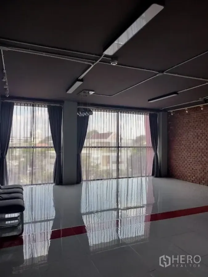 办公空间 出租在Khlong Toei, Bangkok - 大面积落地窗与轻薄窗帘，采光充足并可望城市景观。