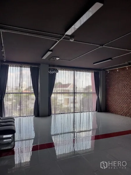 办公空间 出租在Khlong Toei, Bangkok - 大面积落地窗与轻薄窗帘，采光充足并可望城市景观。