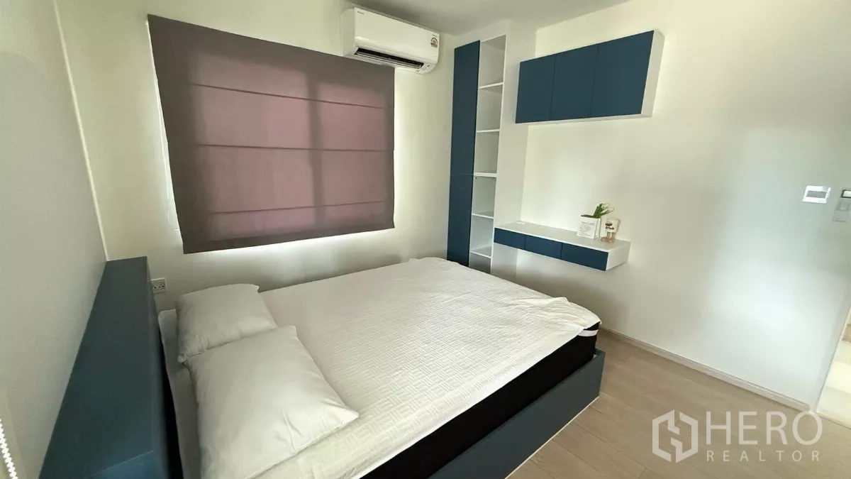 Detached House for rent in Bang Phli, Samut Prakan - Guest bedroom with blue-and-white built-ins, bed, and air conditioner.