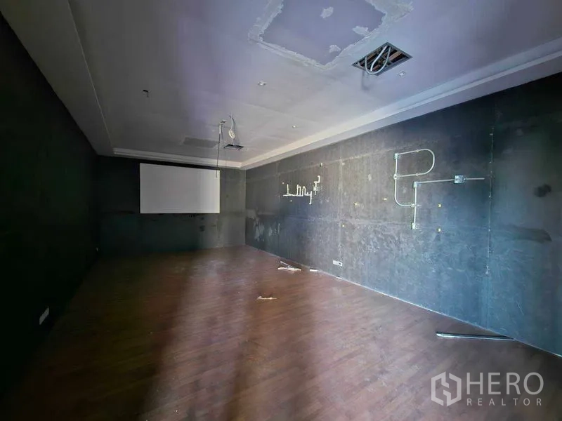 สำนักงานที่บ้าน ให้เช่าในPrawet, Bangkok - ห้องประชุม/สตูดิโอผนังสีเข้ม มีจอฉายและงานระบบบนฝ้า
