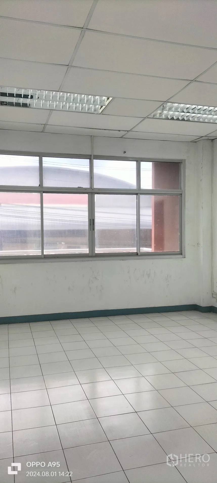 Factory for rent in Khlong Luang, Pathum Thani - Bright tiled office room with large sliding windows for natural light.