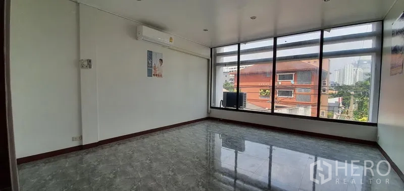 带办公室的家 出租在Khlong Toei, Bangkok - 转角办公室，宽幅窗户，可见周边社区景观。