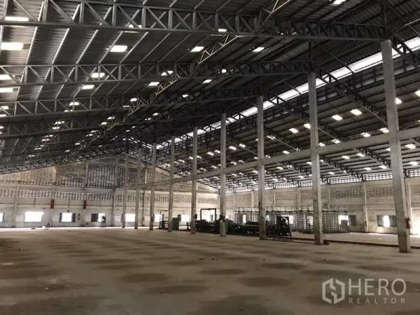 Warehouse for rent in Phra Pradaeng, Samut Prakan - Wide-span industrial hall with concrete columns, ample lighting and ventilation blocks.