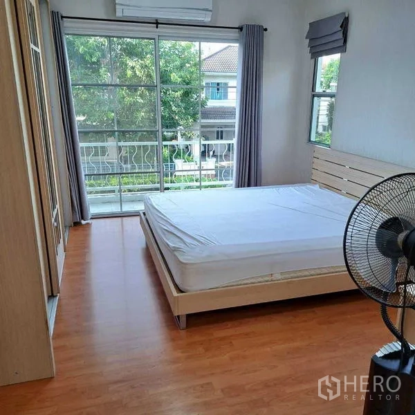 独立式住宅 出租在Prawet, Bangkok - 主卧木地板，带阳台与大窗，配空调。