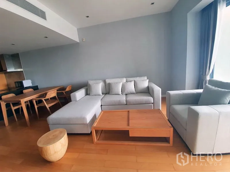 公寓 出租在Yan Nawa, Bangkok - 开放式客餐厅，沙发组与木质餐桌，采光良好。