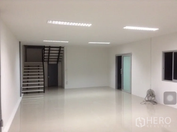 Warehouse for rent in Bang Kapi, Bangkok - Bright warehouse office area with staircase to mezzanine and polished floors in Bang Kapi.
