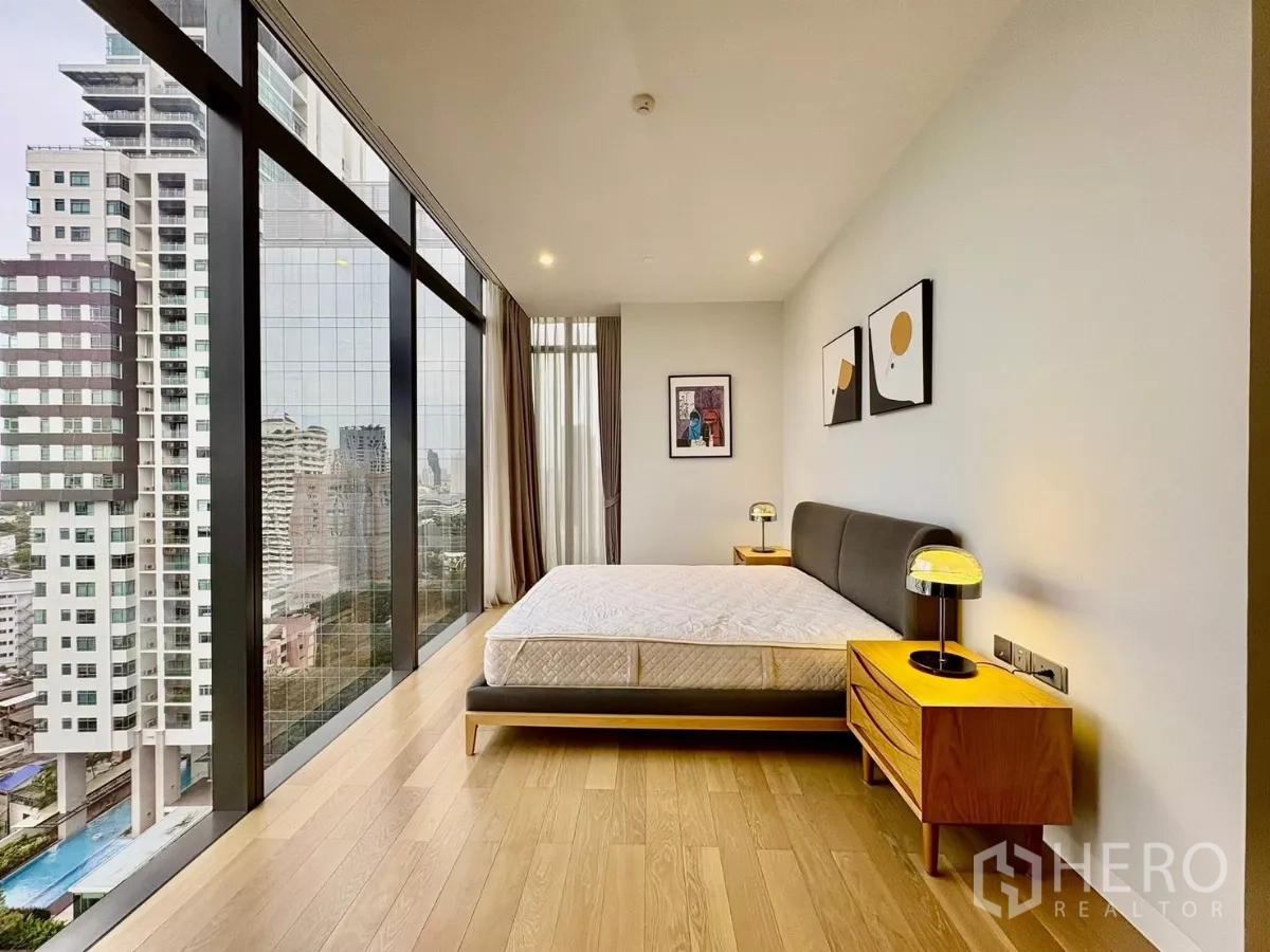 公寓 出租在Watthana, Bangkok - 卧室一侧整面落地窗与木地板。