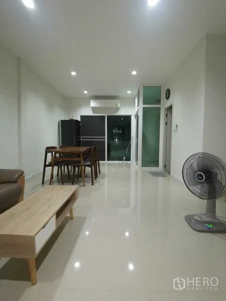 带办公室的家 出租或出售 - 开放式客餐厅，亮面地砖与空调。