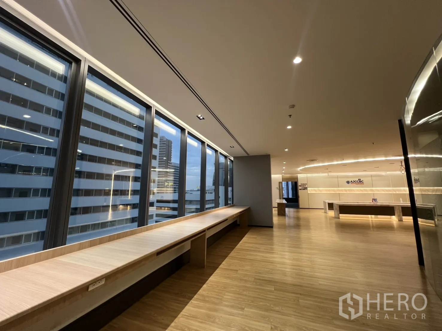 สำนักงาน ให้เช่าในHuai Khwang, Bangkok - โซนทำงานเปิดโล่ง หน้าต่างเต็มผนัง ม้านั่งยาวพร้อมปลั๊กไฟ และวิวสกายไลน์