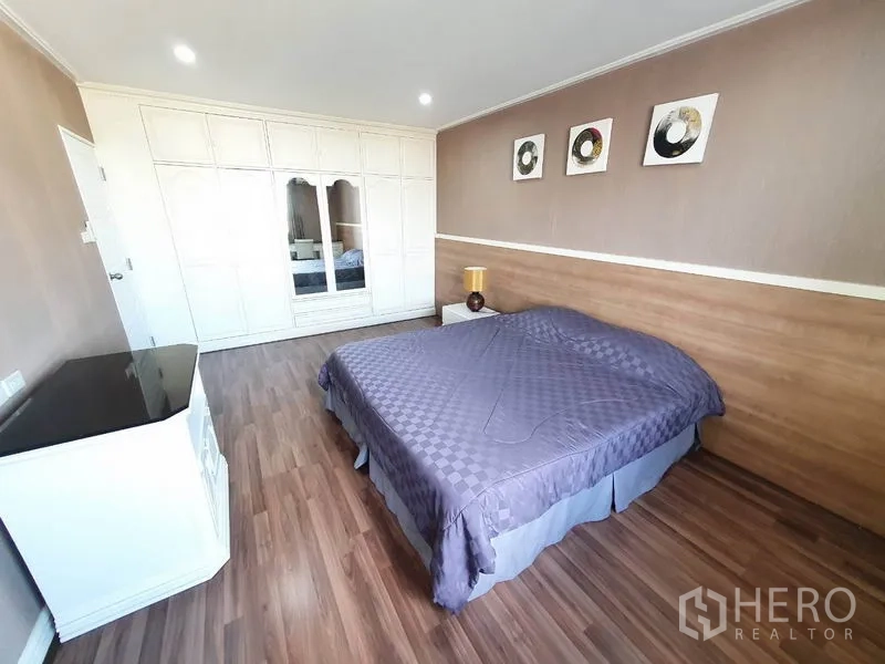 公寓 出租在Watthana, Bangkok - 次卧配嵌入式衣柜与木地板