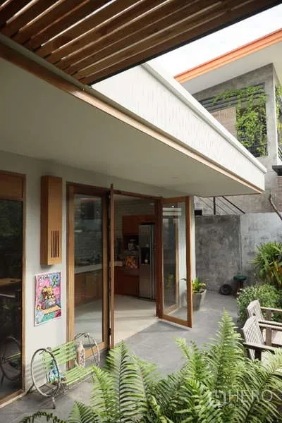 独立式住宅 出租在Lat Phrao, Bangkok - 厨房外花园露台，折叠玻璃门与绿植