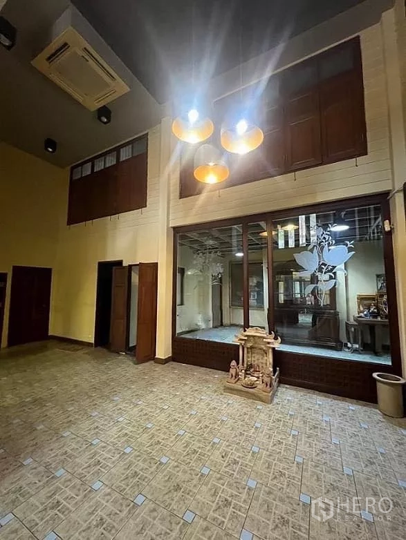 Home Office for rent in Lat Phrao, Bangkok - Spacious living or meeting area with feature glass wall and hanging lights