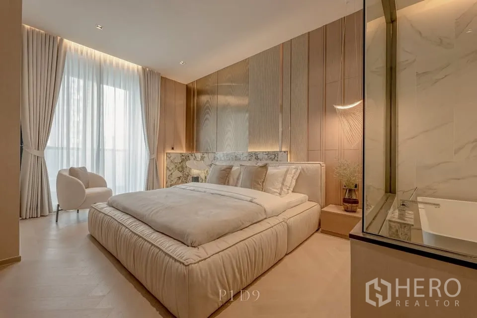 公寓 for rent in Sathon, Bangkok - 主卧配软包大床、落地窗以及玻璃隔断的浴室与浴缸。