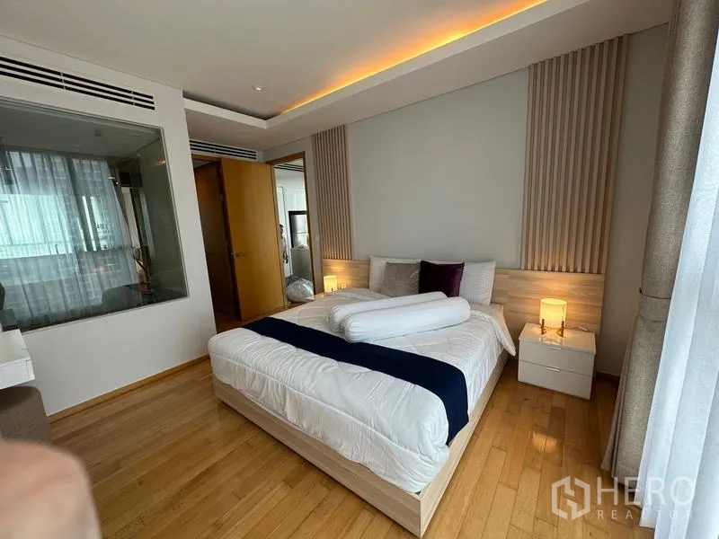 公寓 出租在Watthana, Bangkok - 卧室配有天花灯槽、装饰墙板和大窗户。