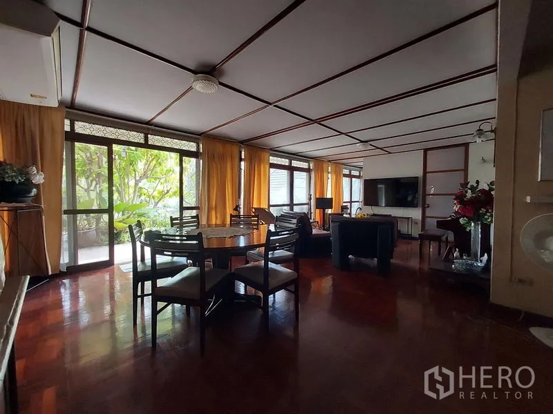 บ้าน ให้เช่าในMueang Samut Prakan, Samut Prakan - โถงนั่งเล่น-ทานข้าวแบบโอเพ่น พร้อมโต๊ะกลมและประตูกระจกออกระเบียง