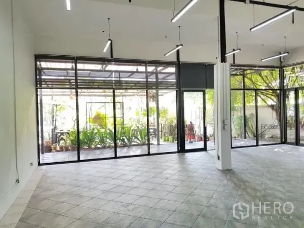 สำนักงาน ให้เช่าในChatuchak, Bangkok - ฮอลล์สำนักงานกว้าง ผนังกระจกเต็มบาน เปิดมุมมองสู่ชานระเบียงร่มรื่น