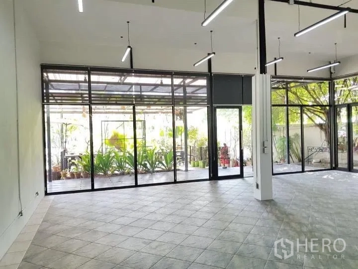 สำนักงาน ให้เช่าในChatuchak, Bangkok - ฮอลล์สำนักงานกว้าง ผนังกระจกเต็มบาน เปิดมุมมองสู่ชานระเบียงร่มรื่น