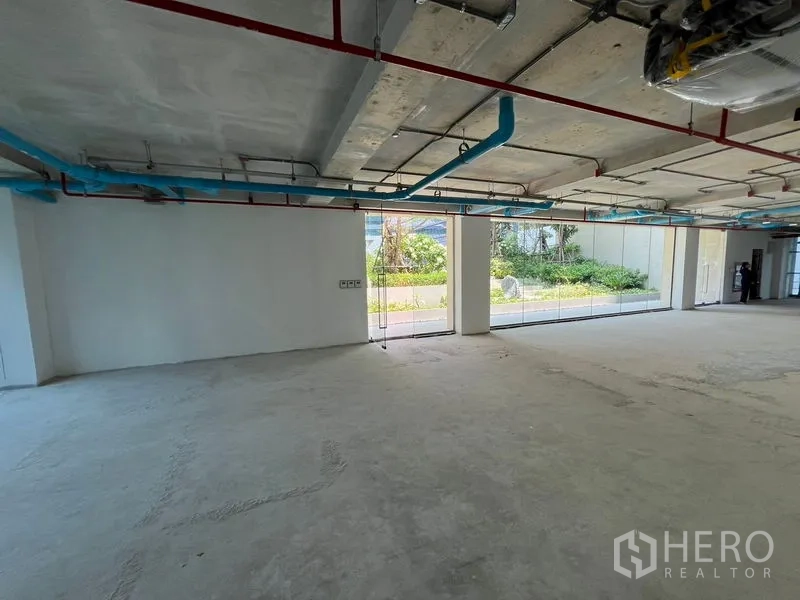 Retail Space for rent in Pathum Wan, Bangkok - Deep retail floorplate with full-width glass facing a landscaped garden.