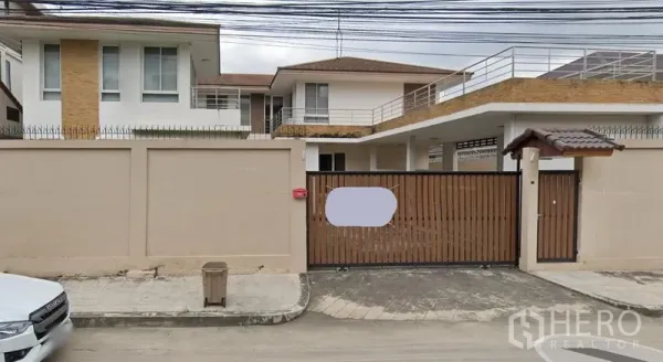 บ้าน ให้เช่าในPrawet, Bangkok - บ้านเดี่ยวสองชั้นย่านประเวศ กำแพงสูง ประตูรั้วไม้บานเลื่อน มีที่จอดรถมีหลังคาและระเบียงดาดฟ้า