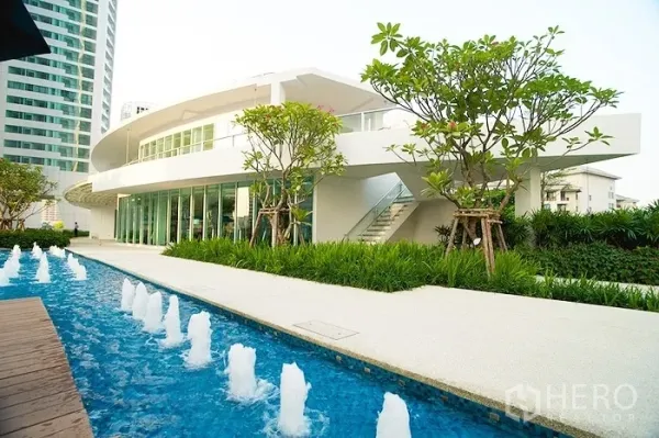 Condominium for rent in Khlong Toei, Bangkok - Condominium facilities with a sleek clubhouse, landscaped gardens and a long pool with water fountains.