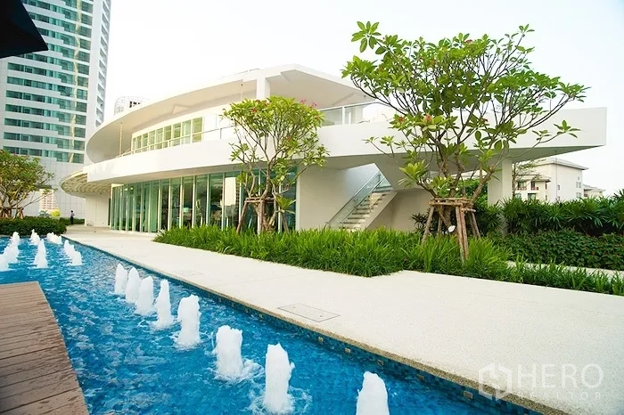 Condominium for rent in Khlong Toei, Bangkok - Condominium facilities with a sleek clubhouse, landscaped gardens and a long pool with water fountains.
