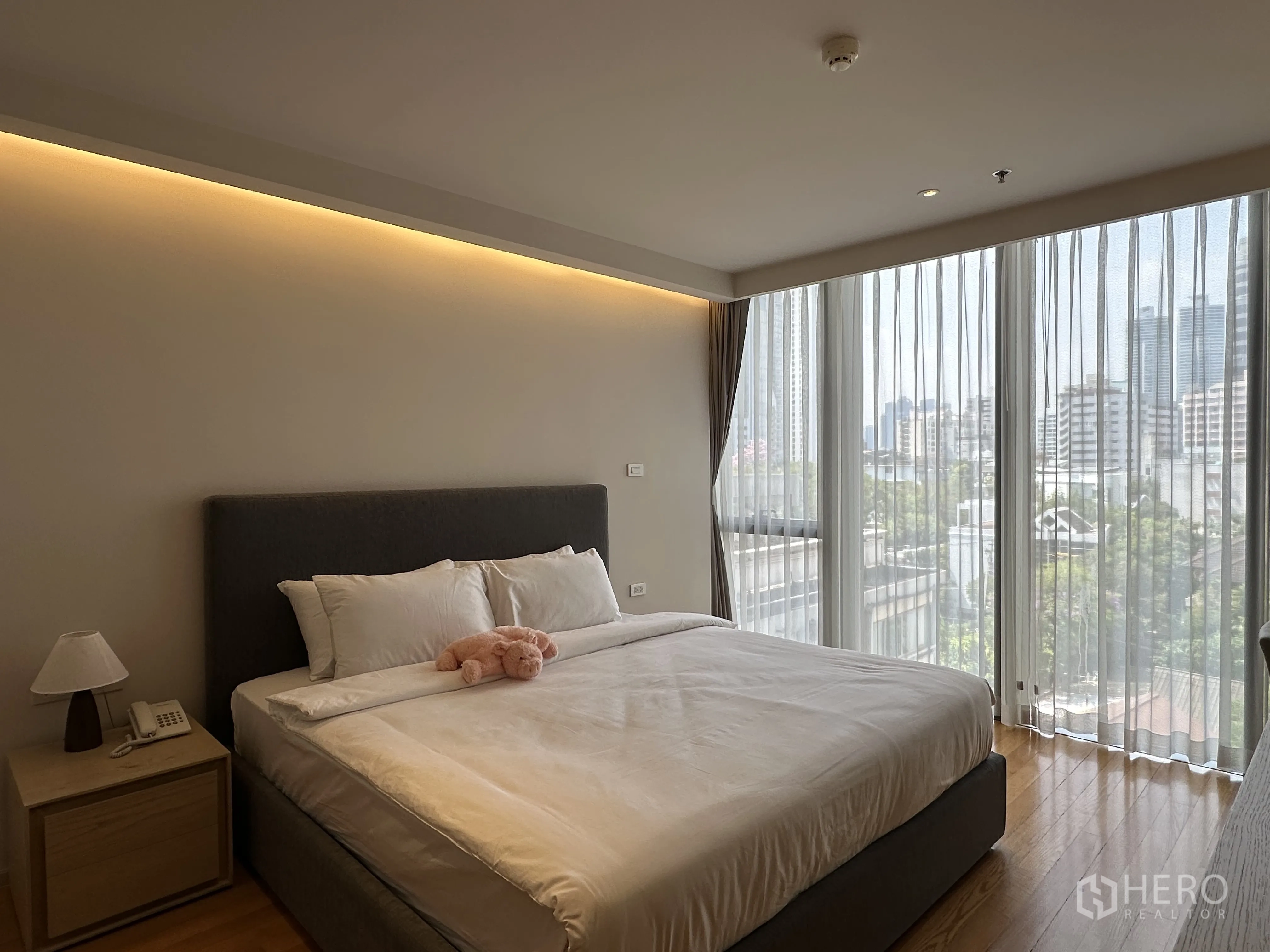 คอนโด for rent in Khlong Toei, Bangkok - ห้องนอนมาสเตอร์สว่าง โปร่ง ด้วยผนังกระจกมุมเต็มบาน มองเห็นวิวเมือง