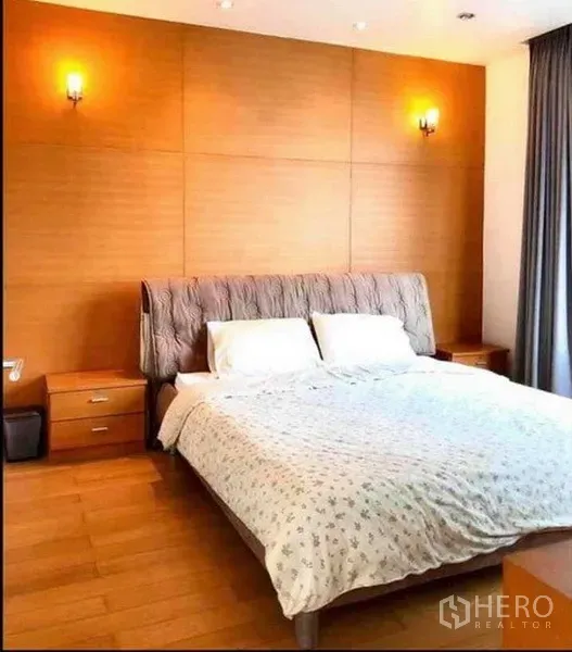 公寓 出租或出售在Ratchathewi, Bangkok - 溫馨臥室，配大床、木質特色牆與床頭櫃。