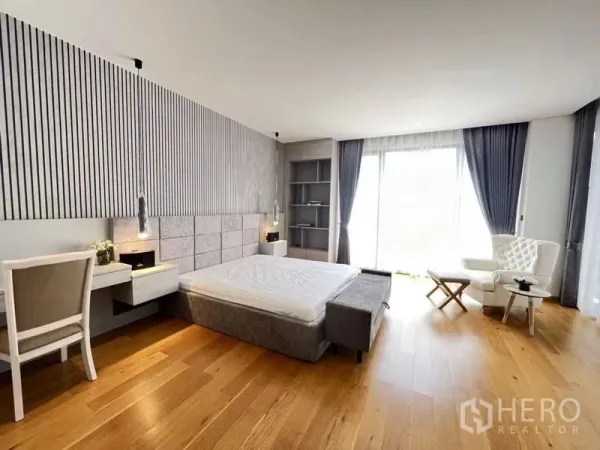 บ้าน ขายในSuan Luang, Bangkok - ห้องนอนมาสเตอร์กว้าง พื้นไม้ หน้าต่างบานใหญ่ ผนังหัวเตียงบิลต์อินและโต๊ะทำงาน