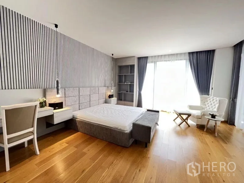 บ้าน ขายในSuan Luang, Bangkok - ห้องนอนมาสเตอร์กว้าง พื้นไม้ หน้าต่างบานใหญ่ ผนังหัวเตียงบิลต์อินและโต๊ะทำงาน
