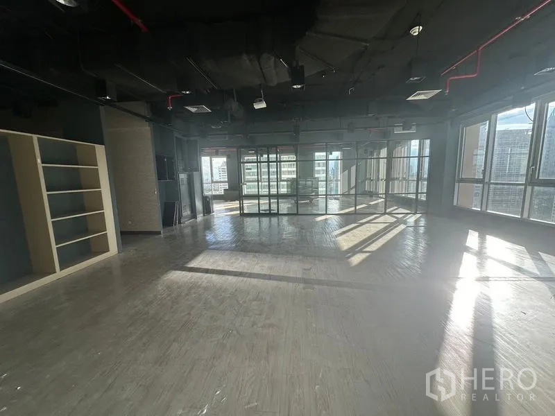 办公空间 出租在Bang Rak, Bangkok - 开放式办公室，环幕窗景与可滑动玻璃隔断。