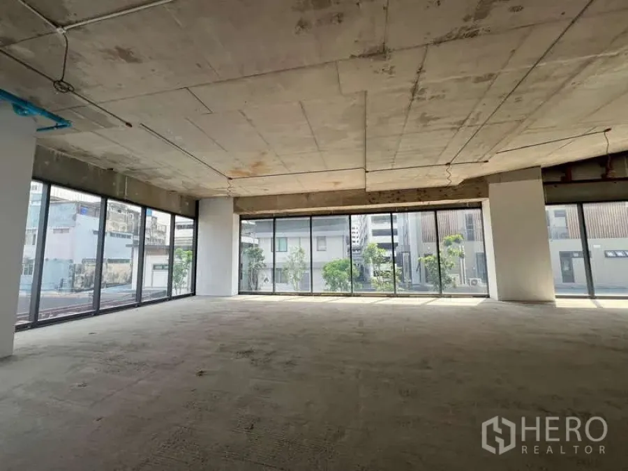 零售空间 出租 - 帕亚泰开放式零售空间，落地窗与街景采光，毛坯可定制。