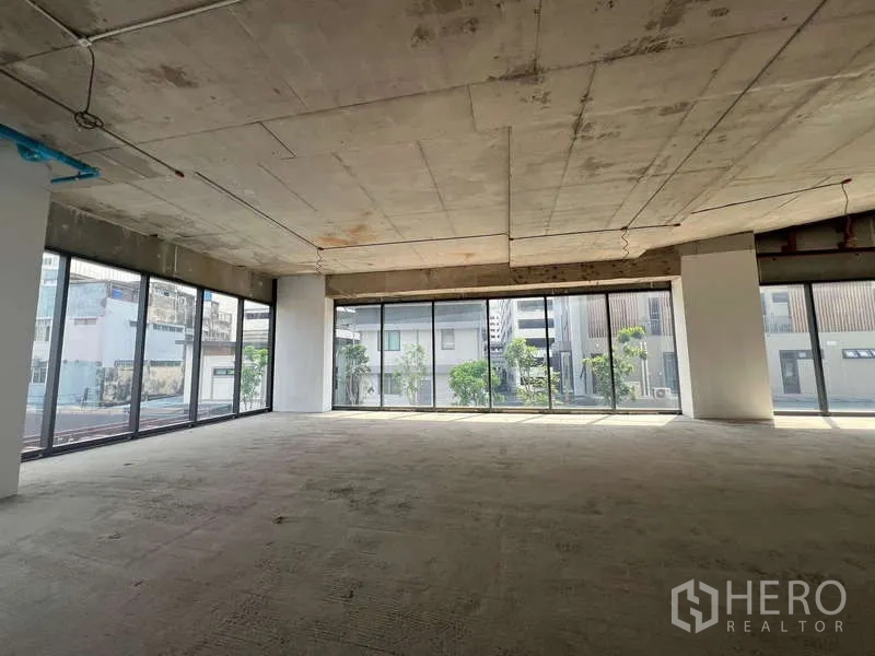 零售空间 出租 - 帕亚泰开放式零售空间，落地窗与街景采光，毛坯可定制。