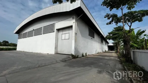 工厂 出租或出售在Pathum Thani - Lam Luk Ka白色弧形屋顶工厂与宽阔车道