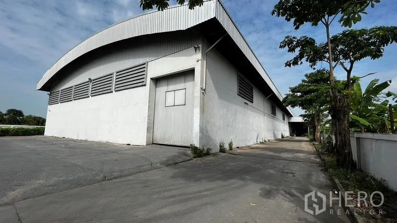 工厂 出租或出售在Pathum Thani - Lam Luk Ka白色弧形屋顶工厂与宽阔车道