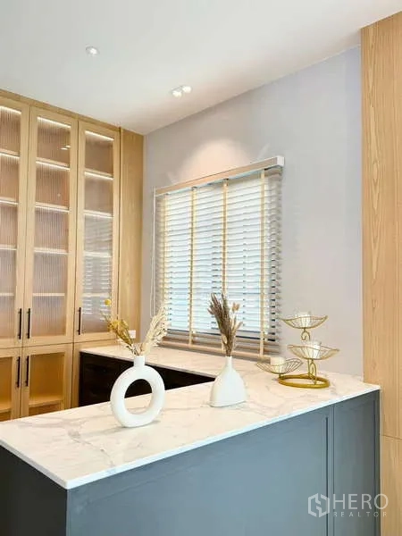 Detached House for rent or sale in Bang Phli, Samut Prakan - Contemporary pantry with marble countertop, light wood cabinetry and window blinds.