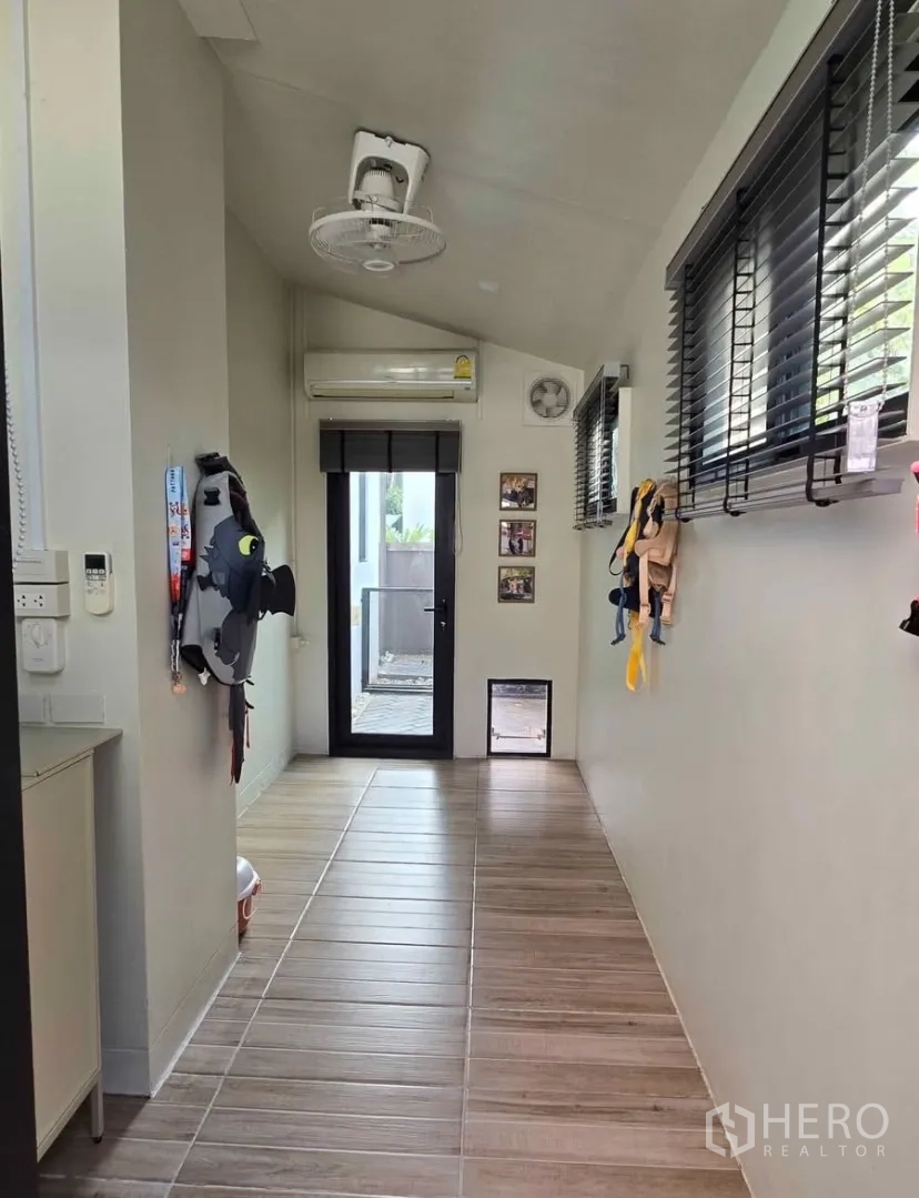 Detached House for rent in Bang Phli, Samut Prakan - Utility corridor with air-conditioner and small pet door to outside