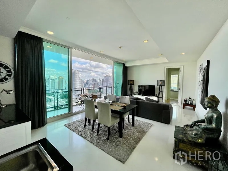 公寓 出售在Watthana, Bangkok - 明亮的开放式餐客区，面向大面积落地阳台