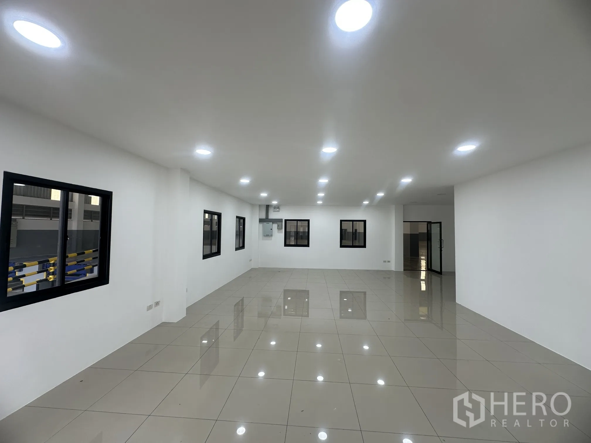 Factory for rent in Bang Phli, Samut Prakan - Spacious office floor with windows overlooking the warehouse.