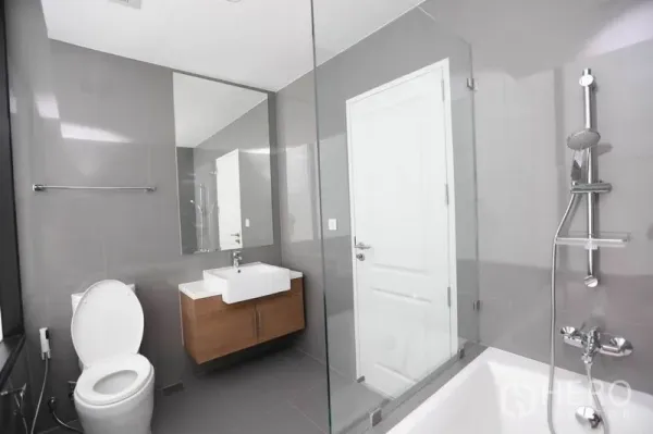 公寓 出租或出售在Bang Rak, Bangkok - 第二卫生间，浴缸配手持花洒，玻璃隔断与悬挂洗手台